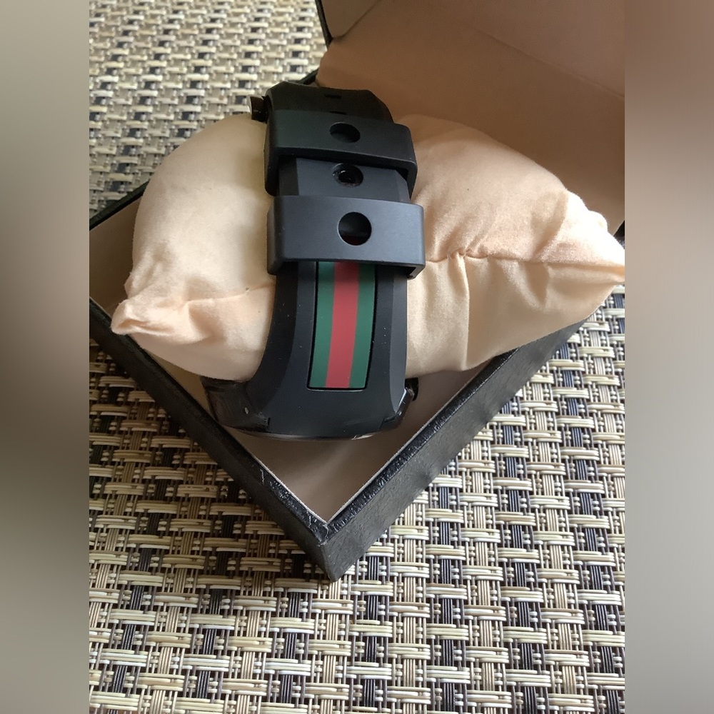 Mens GUCCI🌟 BIG and BEAUTIFUL 🖤💚❤️watch - Picture 13 of 16